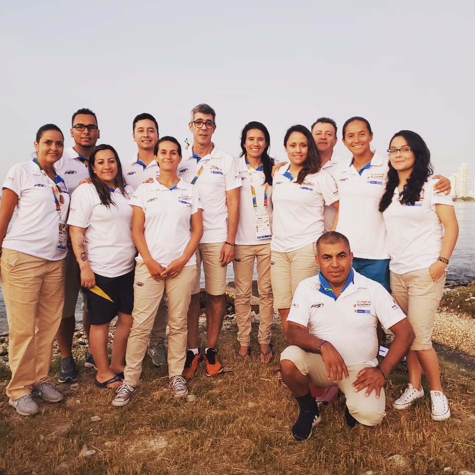 FedesquiCol's tweet image. Agradecemos a @MinDeporteCol a @bolivar_2019 por el trabajo realizado en éstos Juegos Nacionales 2019, a los jueces por evaluar y decidir de manera objetiva quienes subirían al podio.

Toda nuestra admiración a los atletas por su esfuerzo y preparación. 
#LosJuegosDelBicentenario