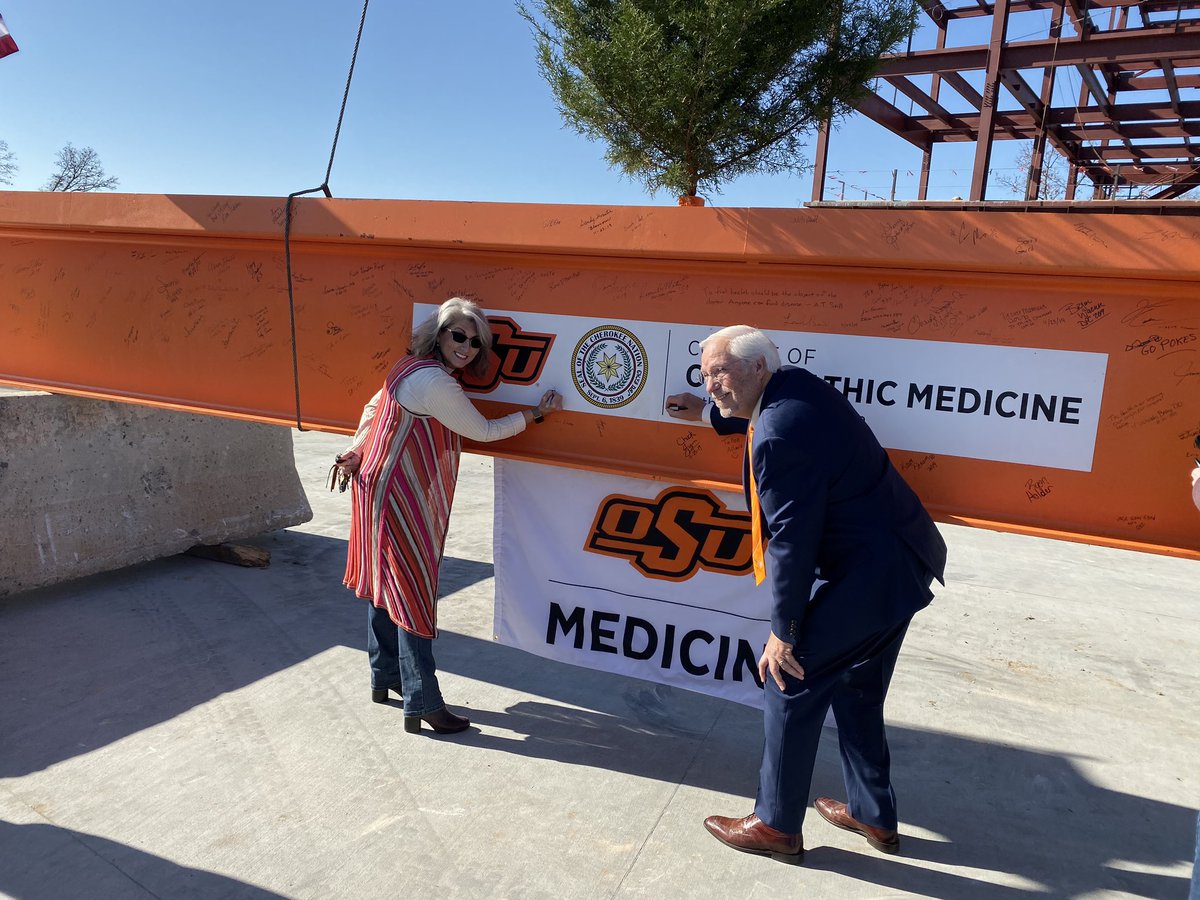 Beautiful day in #Oklahoma & the #CherokeeNation. Topping Out the new Oklahoma State University College of Osteopathic Medicine-Cherokee Nation.
#MedEd #GoPokes #OSUCHS #OSUMED #toppingoutceremony #toppingout @aoafordos @aacom_do @CherokeeNation @OSUMedicine @osururalhealth