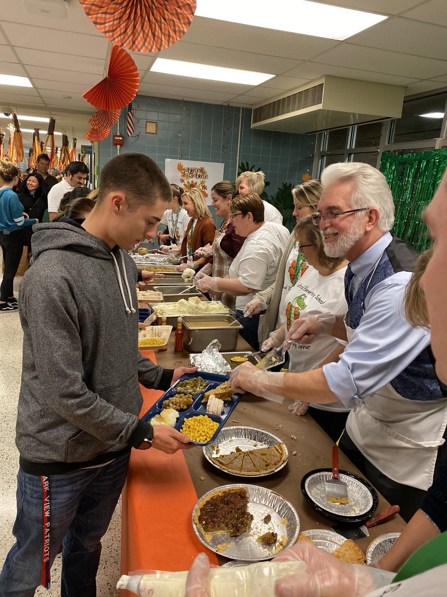 SterlingMiddle1's tweet photo. The energy in here is amazing! Thank you @GuilfordEle for your annual community Thanksgiving Dinner! This  is what you call an outpouring of LOVE! #lcps20 #thankful @SterlingMSBand @LcpsOutreach https://t.co/813NCTnkPY