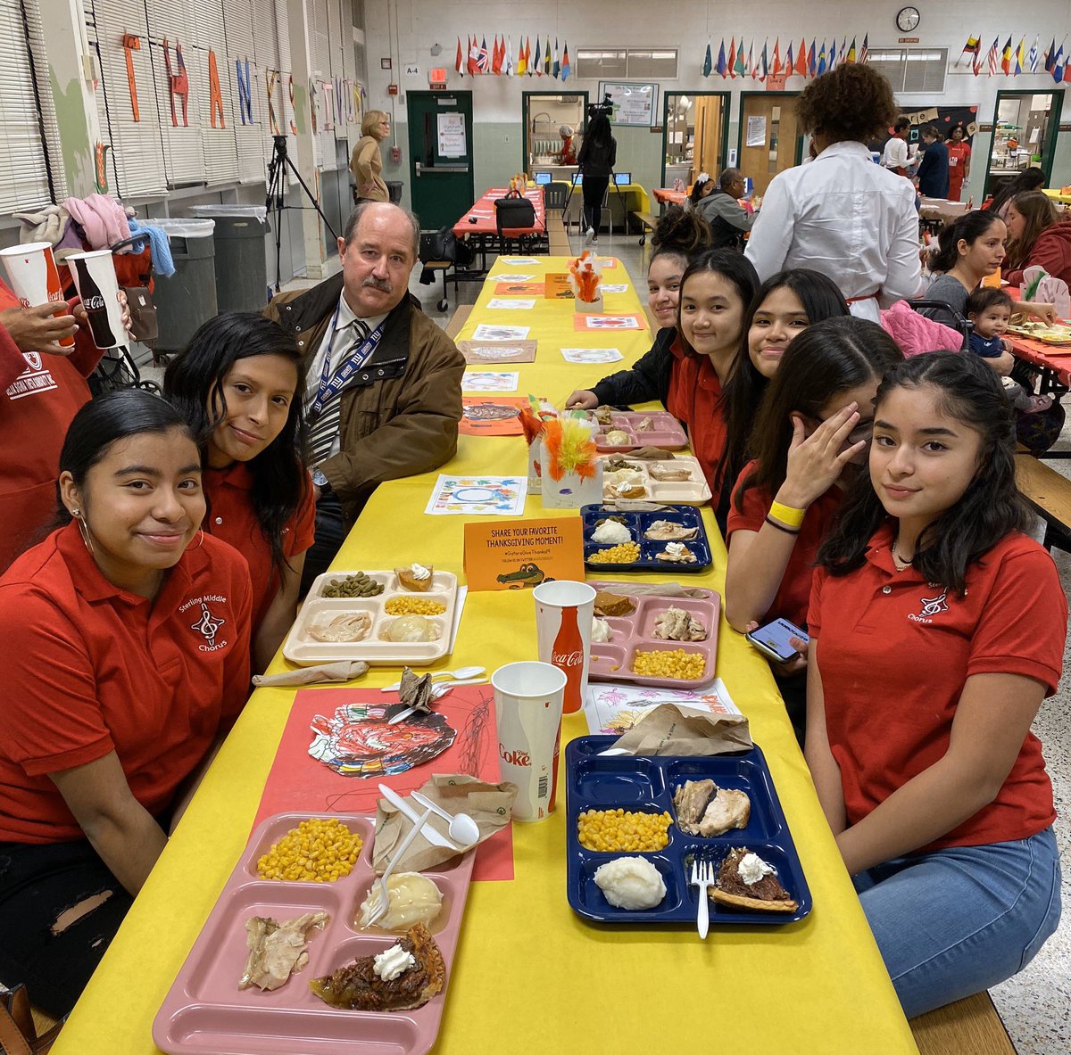 SterlingMiddle1's tweet photo. The energy in here is amazing! Thank you @GuilfordEle for your annual community Thanksgiving Dinner! This  is what you call an outpouring of LOVE! #lcps20 #thankful @SterlingMSBand @LcpsOutreach https://t.co/813NCTnkPY