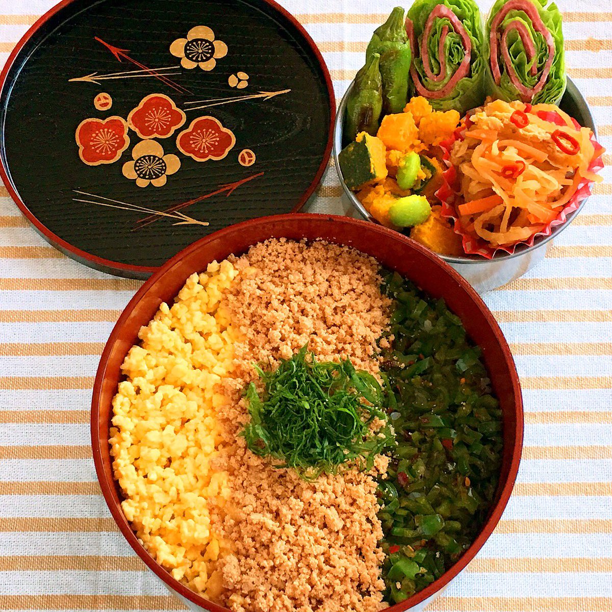 いなばまこと A Twitter 今日のお弁当 三色丼 切り干し大根の炒め煮 枝豆かぼちゃサラダ レタスのハム巻きなどを詰めた 真ん中はタラコ 真鱈の子を醤油漬けにして焼いたもの 炒り卵とピーマンの七味炒めで三色にした お弁当 弁当 手作り弁当 真鱈子