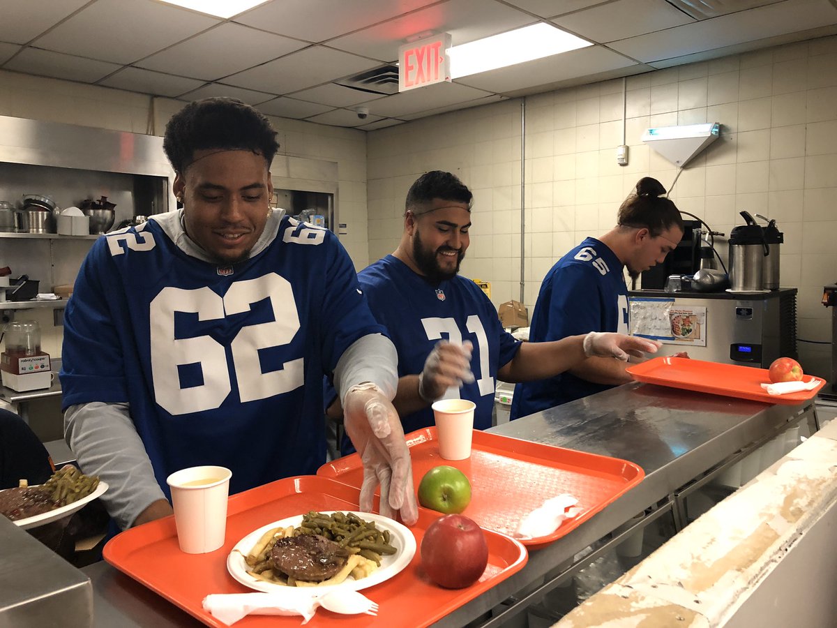 GiantsCRDept's tweet photo. Dinner is served!! The O-Line headed over to @FoodBank4NYC in Harlem, NY to prepare and serve meals for community members! #GiantsHuddlefor100 https://t.co/mPU1QgW64t