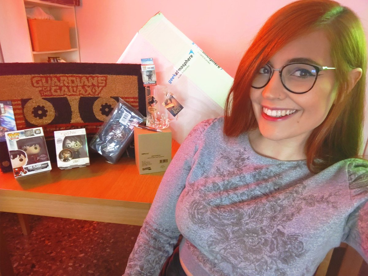 Myreeth's tweet image. 🔥 𝗦𝗢𝗥𝗧𝗘𝗔𝗭𝗢 🔥

Para celebrar la noticia del sponsor, ¡traemos un sorteo valorado en 100€! 

Incluye:
- Lámpara Harry Potter
- Jarra cristal ESDLA
- Funko Flash
- Felpudo GDLG
- Llavero, estuche y boli Marvel

Para participar:
- RT
- Seguir a @GeekAtmosphere y @Myreeth
