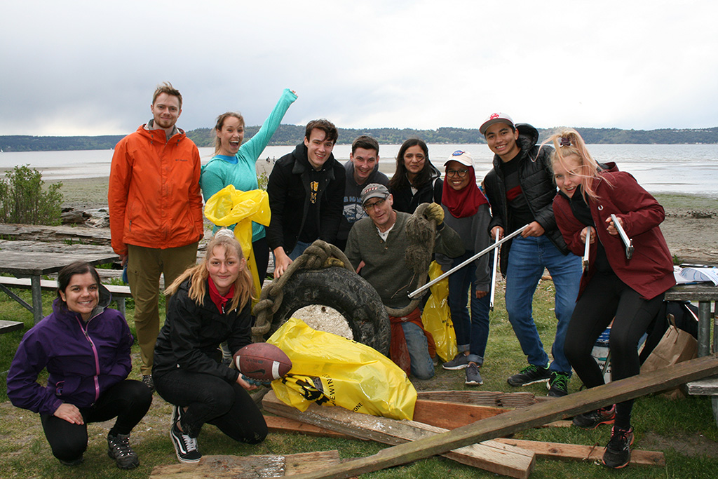 WAStatePks's tweet photo. This Friday, Nov. 29, noon - 2 PM, #OptOutside and help clean up the beach at #DashPointStatePark. We'll provide the trash bags, gloves & litter pickers. Questions? Dash.Point@parks.wa.gov. https://t.co/8Yq4BqCoGA