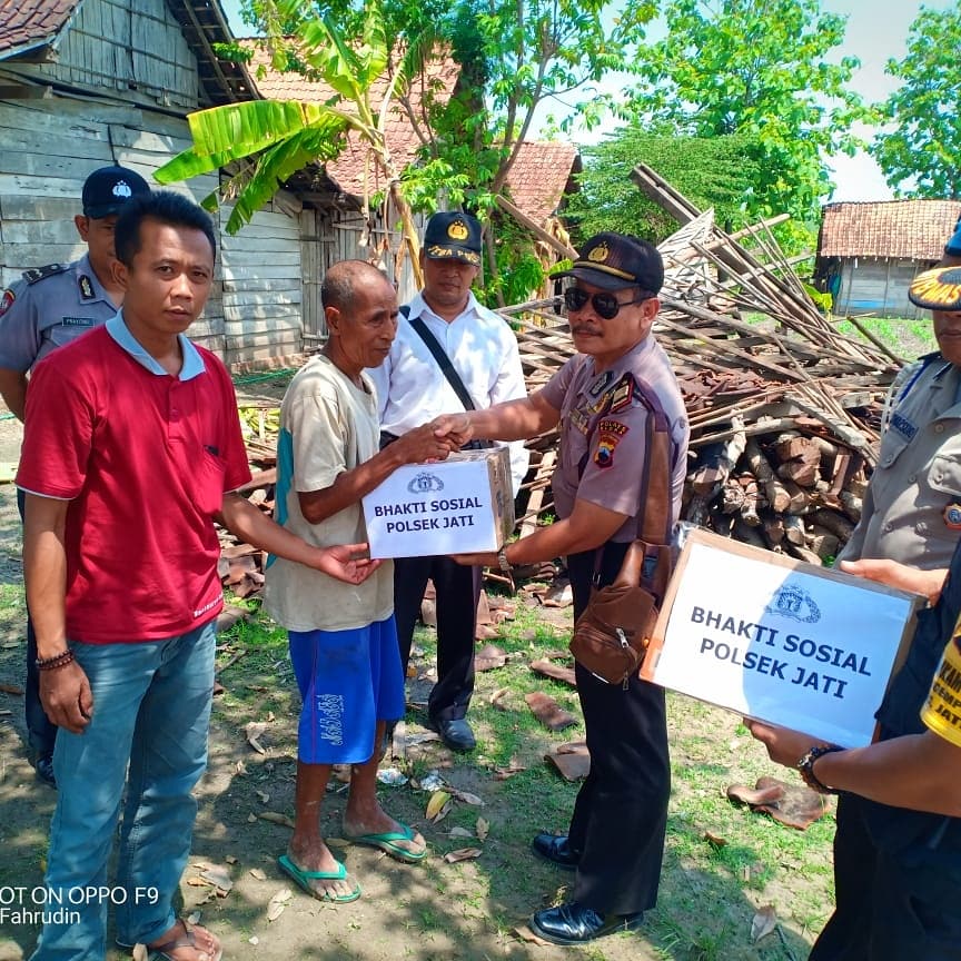 Tebar keberkahan polsekjati polres blora di lokasi lokasi korban angin puting beliung di ds.gempol kec.jati kab blora senin 25 nopember 2019.