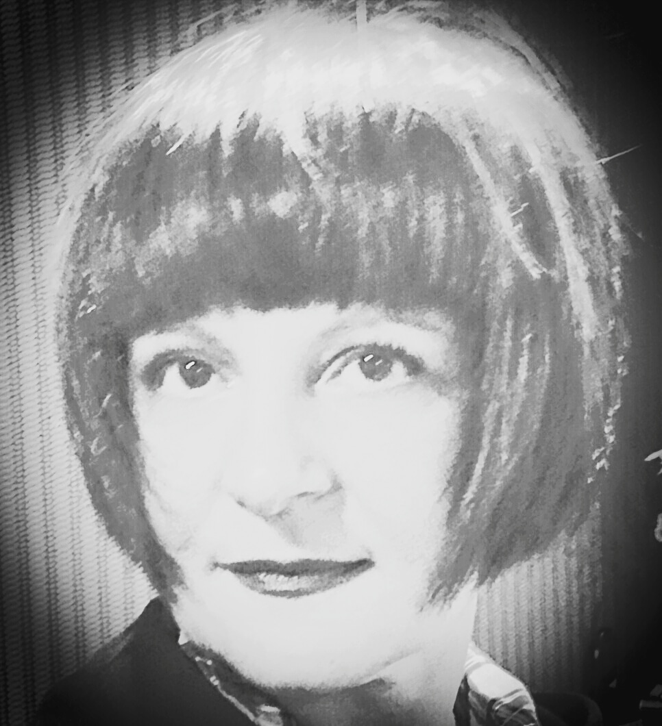 Si, soy yo, la misma de siempre, con la misma piel, morena, con la misma boca de la que prende una vida entera. La misma.
Chica con labios fáciles y sonrisa 
lenta...no hay prisa, las prisas no son buenas.
Ya no corro tras de nadie, quiero quedarme quieta, pararme....