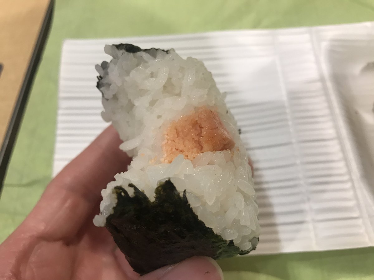 おにぎりマイスター En Twitter たらこおにぎり 変わった形で可愛いおにぎりですね 食べ進めていくと たらこのほろりとした食感と 甘辛い味付けが少し甘めのご飯と最高に合います 口の中でプチプチとした食感も良いですねー おにぎり おむすび Onigiri