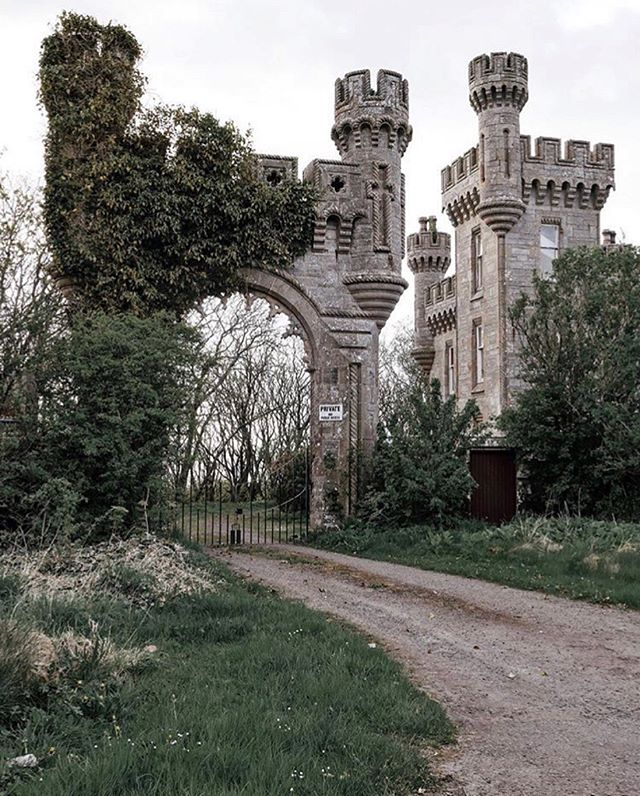 The gatehouse to Thurso Castle.
📷castlesofscotland