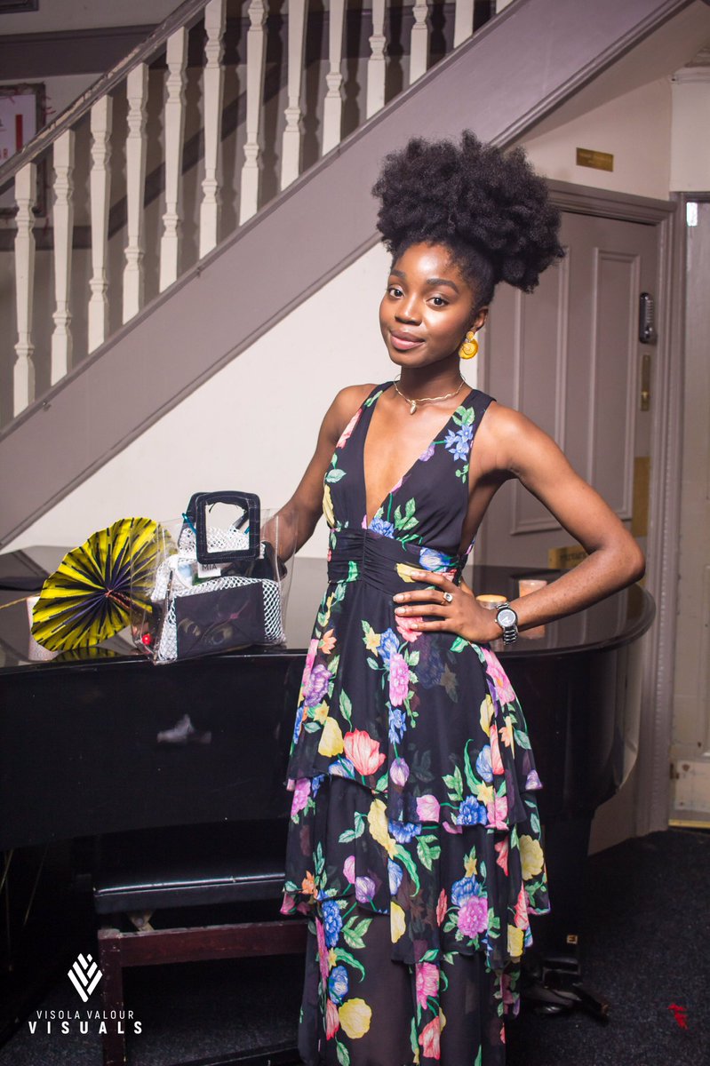 VisValVisuals's tweet image. Y O U R S E L F -  H O O D
||
Sometimes just pose by yourself
||
#VisolaValourVisuals #Photography #Pose #Yourself #NaturalHair #HighPuff