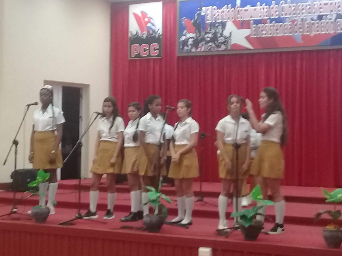 Es la juventud. Es tu pueblo quien te abraza #FidelPorSiempre <a href="/PresidenciaCuba/">Presidencia Cuba 🇨🇺</a> <a href="/CarlosFdeCossio/">Carlos F. de Cossio</a> <a href="/SecUJCuba/">Susely Morfa González - Homenaje</a> <a href="/anamarianpp/">Ana Mari Machado</a> <a href="/alboradacubana/">Reina Torres Pérez</a>