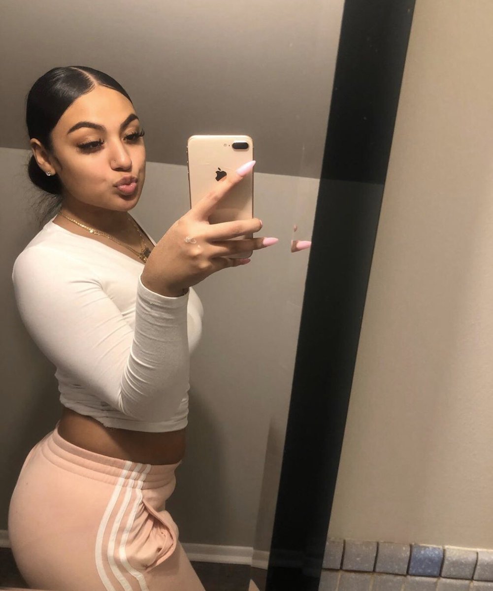 samaraa_xx's tweet photo. Since no one be taking full pictures of me 😒 https://t.co/iFjwS5qimv