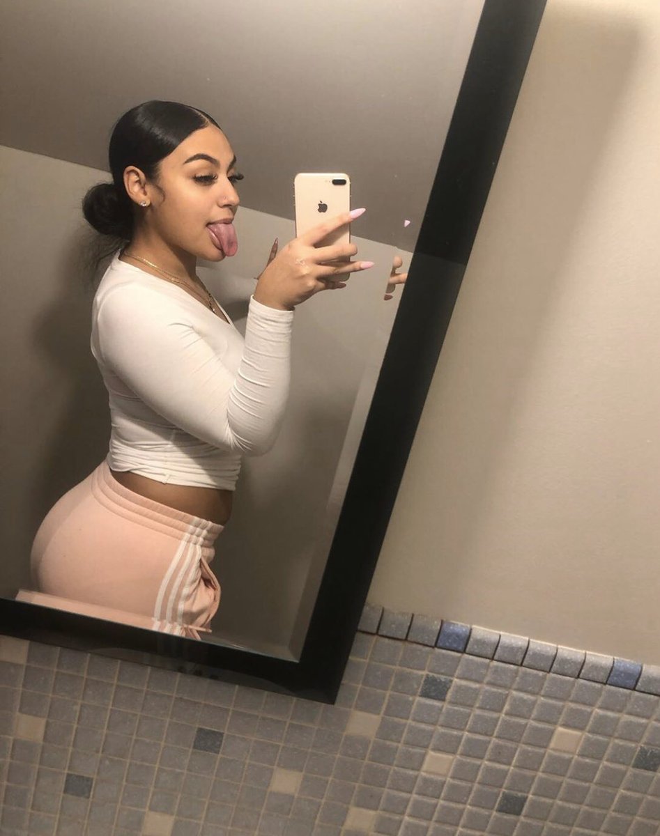 samaraa_xx's tweet photo. Since no one be taking full pictures of me 😒 https://t.co/iFjwS5qimv
