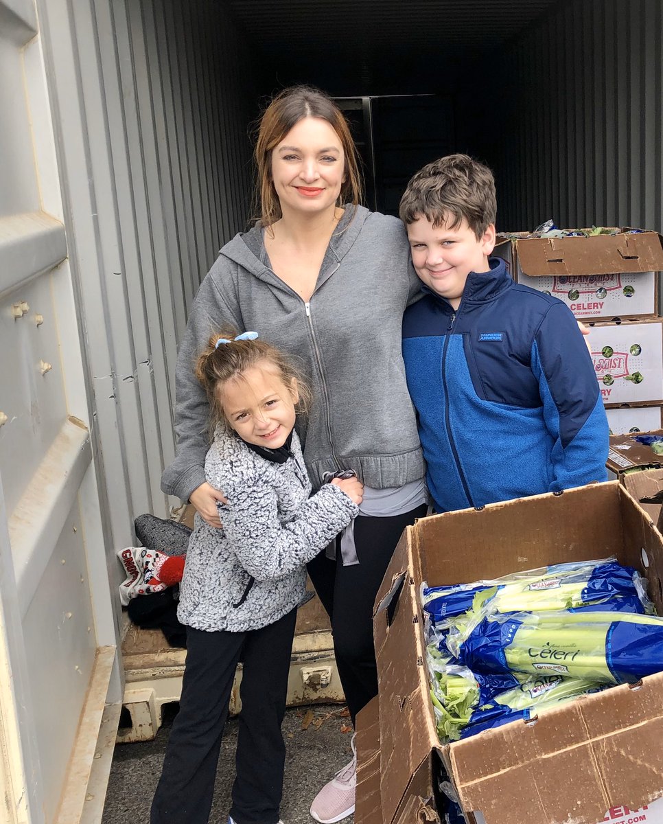 MrsBritWatson's tweet photo. An estimated 10,000 people stood in line in the cold for close to two hours to get food in my city on Saturday. Your “students need homework so they can learn responsibility” line is invalid. #edchat #ditchhomework https://t.co/ADTP8TwZ4G