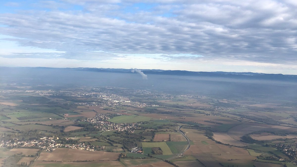 Au décollage de Lyon, on peut observer nos outils de production bas carbone.(coucou  @EDFBugey )