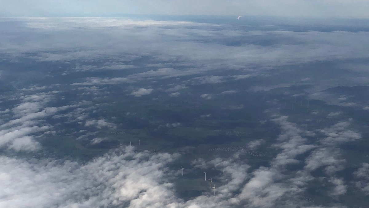A quelques minutes de l'atterrissage à Francfort, on peut observer au premier plan un champ d'éolienne (je peux vous assurer que ça tournait pas ) et au second plan, au Sud de Francfort, une unité de production non-identifiée 
