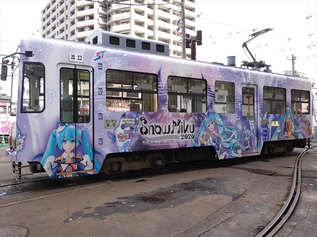 ট ইট র 札幌市交通局 雪ミク電車 昨日より運行を開始しました 北海道の雪をイメージした 楽器 がテーマのラッピングデザインになっています また 車内では広告枠部分に雪ミクの イラストやポスターなどを掲出します 期間限定の 雪ミク電車 に