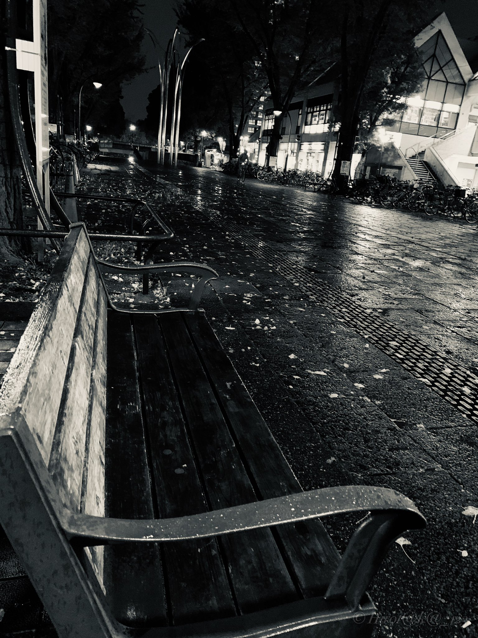 Hirot K P 123 雨 の中の ベンチ のある風景 撮影 Iphone 19年 19年11月 帰宅途中 雨模様 街並み 夜景 風景 風景写真 モノクロ写真 モノクロ Monochrome Monochromephotography T Co 6gjlju5xuo Twitter