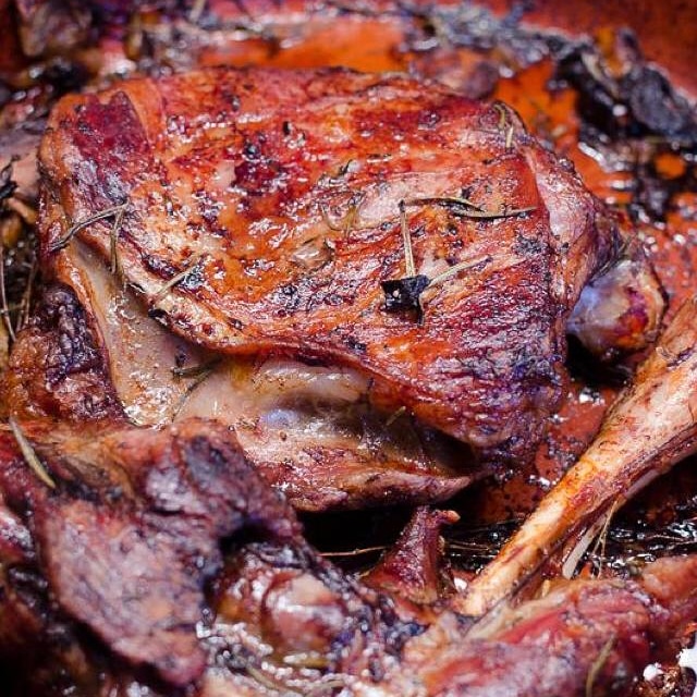 BokitD's tweet photo. Bon cette semaine : Gigot D’agneau 🍖que nous allons cuire 👨🏽‍🍳 au four à basse temperature pendant à peu près 5h ⏰ avec un mix d’épices secret 🤫&amp; une touche de miel 🐝 Nous allons ensuite émiétté le tout et garnir nos généreux bokit de ce gigot fondant avec  sauce Kebab Delux !! https://t.co/Aqm2z5EwqP