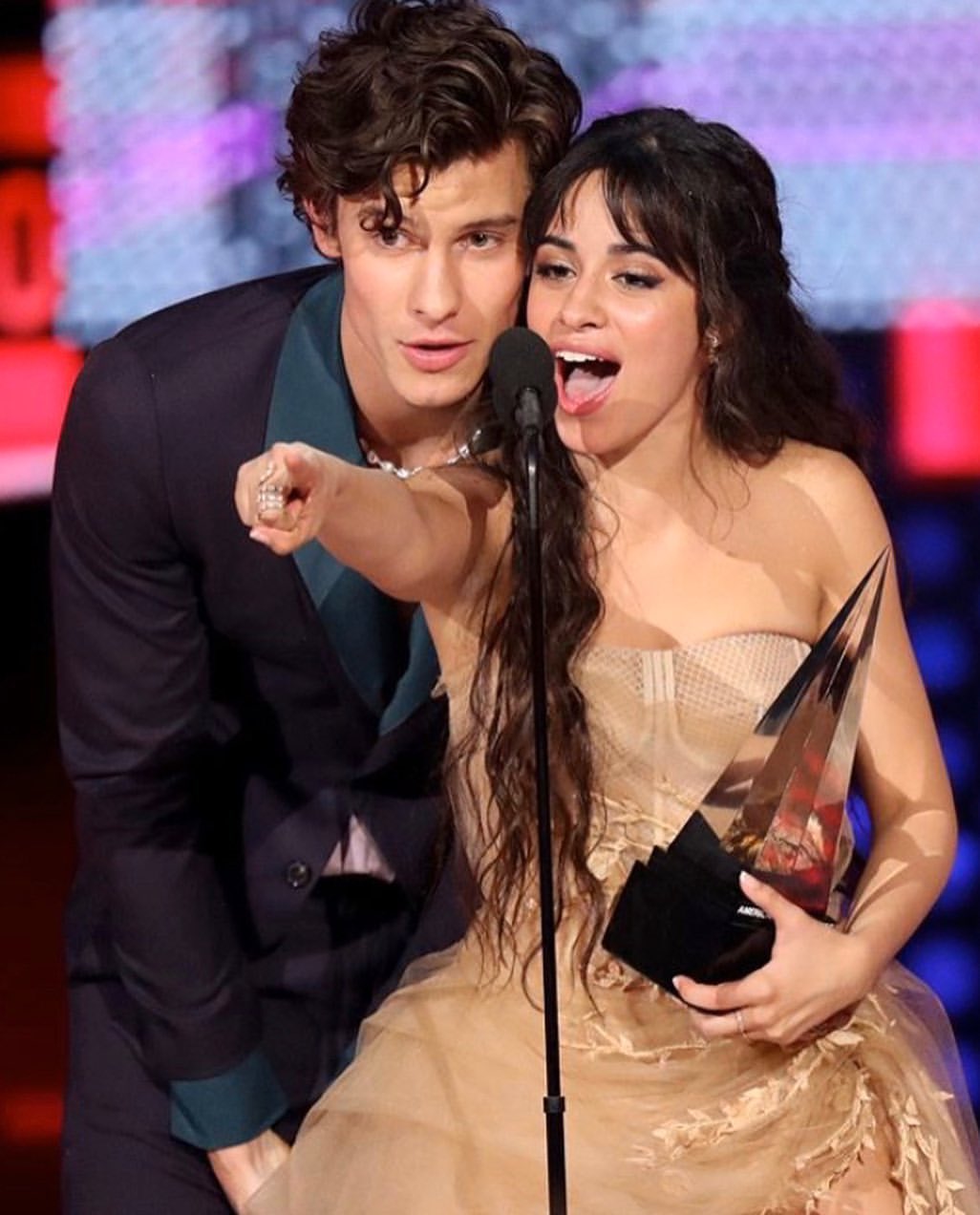 ショーンメンデス Shawn Mendes 日本公式 おめでとう ショーンメンデス が アメリカン ミュージック アワード Amas で 交際中のカミラ カベロとのコラボ曲 Senorita で 最優秀コラボレーション賞 を受賞 2人は同曲をパフォーマンスし