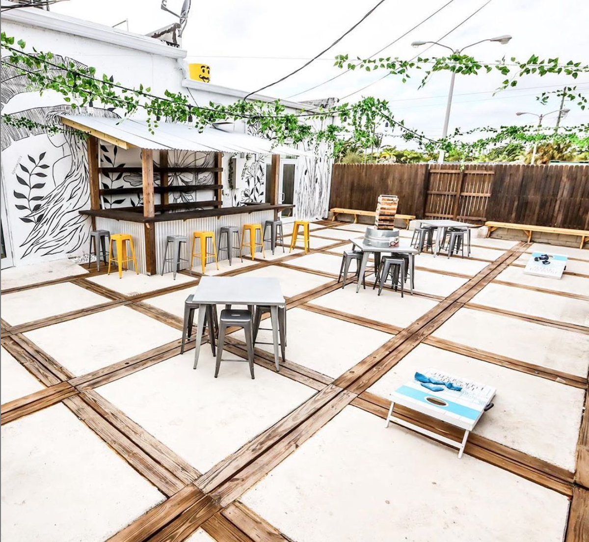 massftl's tweet photo. Join @TheHubSpark! By Day They Offer Next Level Coworking Stimulations And By Night The Hub Spark Transforms Into A Bar Lounge.
#FortLauderdale #FtLauderdale #ArtBasel #ftllocal #floridalocal #Fineart #ftlauderdalebeach #Liveart #liveartists #liveartist #livepainting #Localart https://t.co/wEupL7xGYN