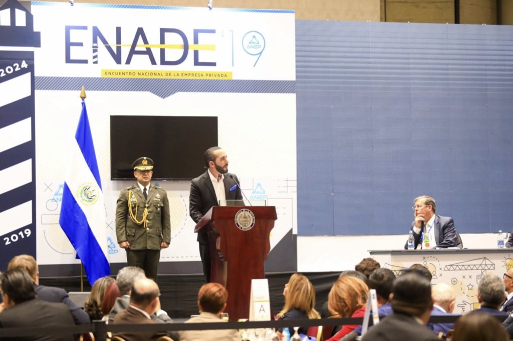 PresidenciaSV's tweet photo. "El año pasado estuve acá como candidato y fui el único que mencionó la cuarta revolución industrial, ahora en el Gobierno sigo creyendo que es vital para el desarrollo del país y a eso le estamos apostando”, Presidente @nayibbukele en el #ENADE2019. https://t.co/r8TQrTPBUE