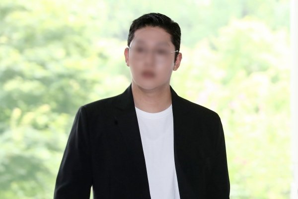 wnewskr's tweet photo. 최종범씨와 법정 다툼에서도 구하라씨의 편은 없었다. 1심 재판부 형사20단독 (오덕식 부장판사) 측은 영상을 기어코 확인했다. 선고는 일반인 20여 명 들어찬 재판정에서 진행됐다. 재판부는 관계를 살핀다며 만남의 계기, 동거 계기, 성관계 장소 및 횟수 등을 밝혔다.
https://t.co/ou6HSctUJI https://t.co/abGroiN0yZ