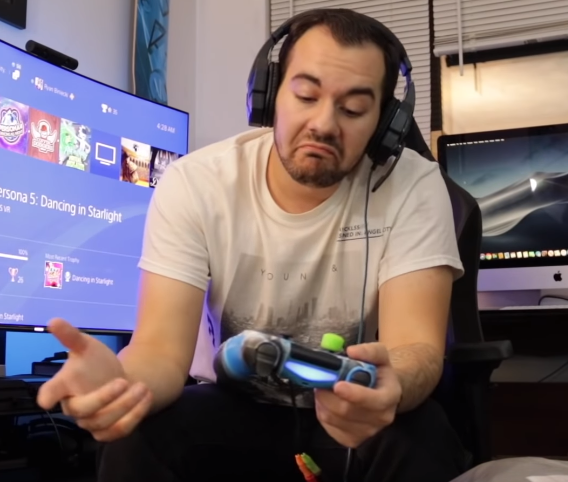 QuizzyJ's tweet photo. @MysticRyan Watching your PS4 Wish video and this face with the cheap headset and that green thumb thing made me laugh. It summed up the accessories in one face lol. Great vids https://t.co/XdOEPYbxeT