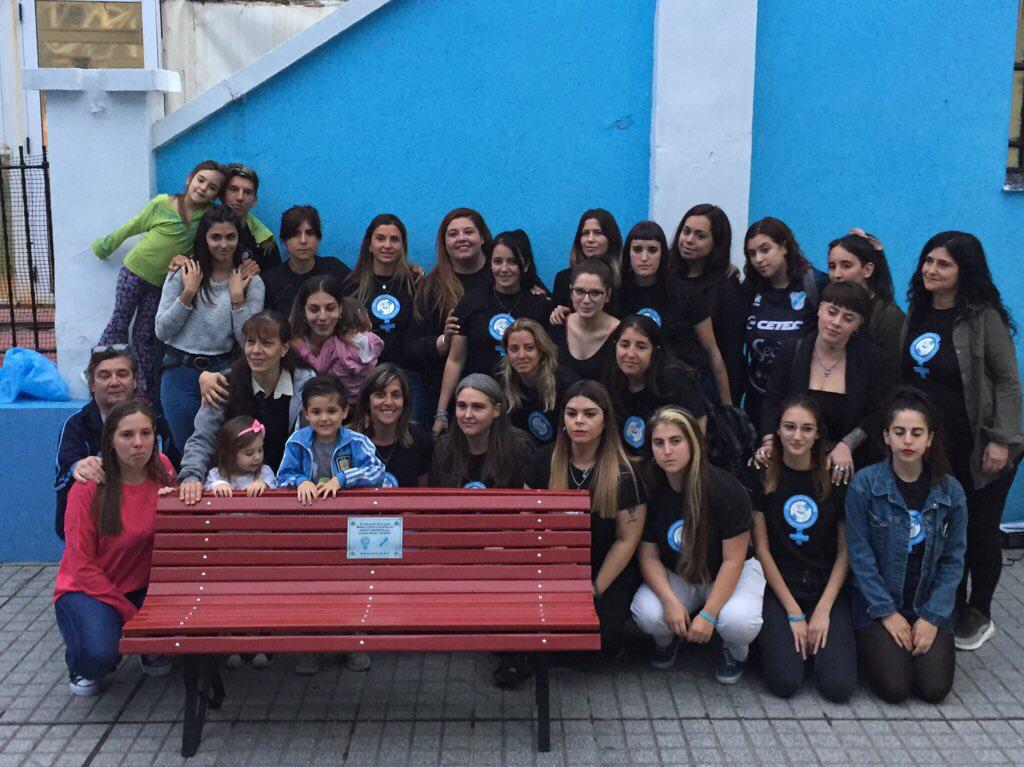 generotemperley's tweet photo. Con la presencia de la familia de Mell Tuffner y miembros de la Comisión Directiva, presentamos oficialmente el Banco Rojo, un símbolo de concientización y lucha contra los femicidios. Gracias a todxs por acompañarnos en una jornada tan importante y emotiva ✊💙 https://t.co/DOGXE7hVbz