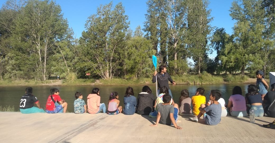 JuanMarcosVqz's tweet photo. #AlPatio escuelas de Parque Ind. Y Cuenca XV en práctica de Canotaje #EscuelasAbiertas #FortaleciendoInfancias @Educa_ProvNqn @CrisStorioni https://t.co/56MGwo0L6F