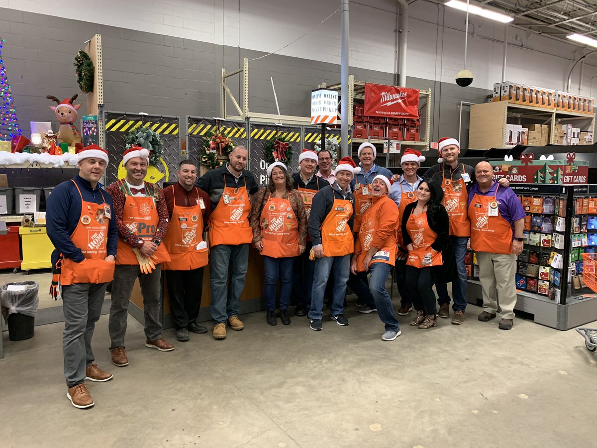 Exciting Day in 6214 with a surprise visit from our RVP Jason and the entire regional team who went above and beyond helping with pack out and spreading holiday cheer through out the store.