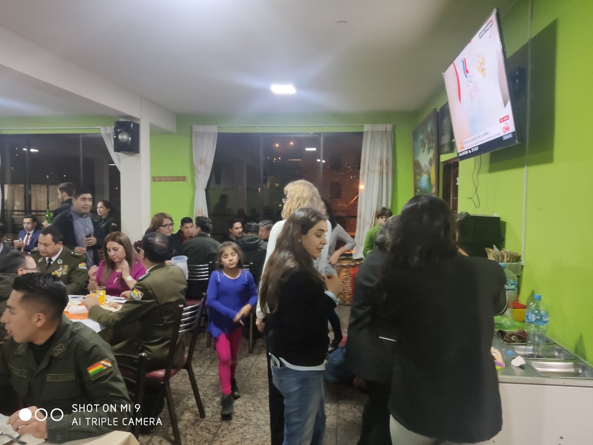 #UnidosPorBolivia ❤💛💚
Nos encontramos muy agradecidos por todo el apoyo que recibimos por parte de la ciudadanía, en esta oportunidad los vecinos de Sopocachi realizaron un cena para nuestros Servidores Policiales. El compromiso que tenemos  trabajar por tu seguridad.