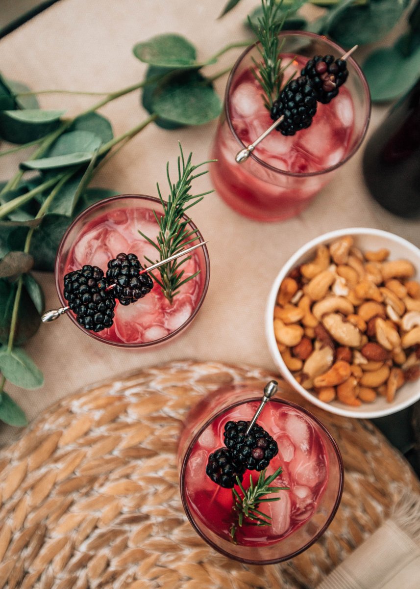 If you’re looking for a cocktail to whip up this Thanksgiving, I have you covered! ft. <a href="/Hangar1Vodka/">Hangar 1 Vodka</a> #Hangar1Vodka #ad prettyinthepines.com/2019/11/a-fres…