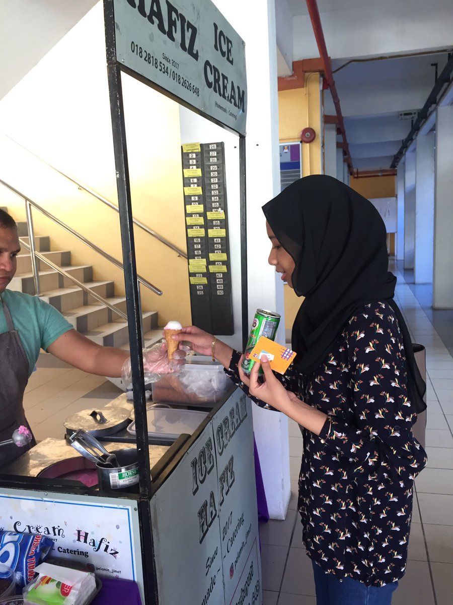 smfuuofficial's tweet photo. Antara pengundi yang awal.
Thank you for voting!
#FUUMENGUNDI #UiTMLaw #SMFUU #PRK19 https://t.co/qMokqaNzG5