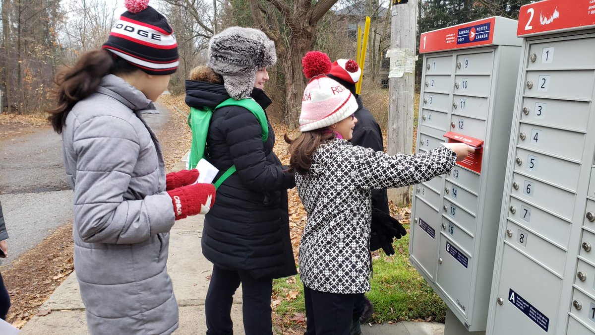 MissJFernandes's tweet image. Mailed our invitations for our annual Christmas Brunch! We wrote our home address and learned where to place the stamp! Some students decided to email their invitation. We discussed the pros and cons of sending an email vs mailing one!  @HolyRosaryM #FunctionalLiteracy