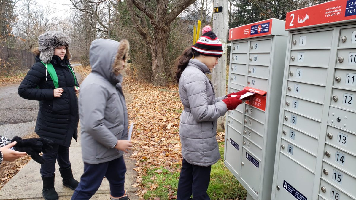 MissJFernandes's tweet image. Mailed our invitations for our annual Christmas Brunch! We wrote our home address and learned where to place the stamp! Some students decided to email their invitation. We discussed the pros and cons of sending an email vs mailing one!  @HolyRosaryM #FunctionalLiteracy