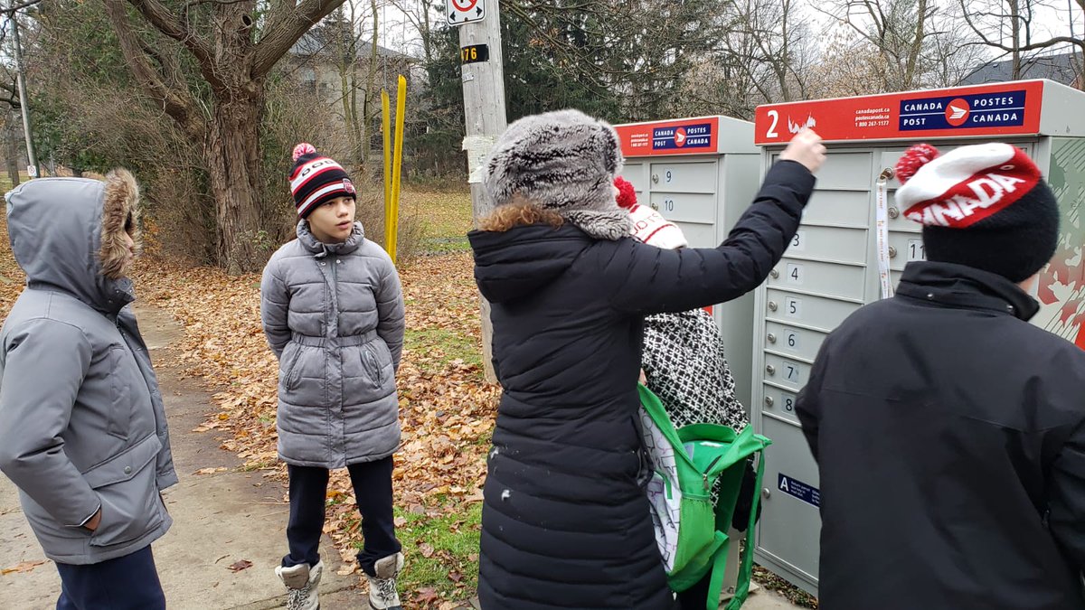 MissJFernandes's tweet image. Mailed our invitations for our annual Christmas Brunch! We wrote our home address and learned where to place the stamp! Some students decided to email their invitation. We discussed the pros and cons of sending an email vs mailing one!  @HolyRosaryM #FunctionalLiteracy