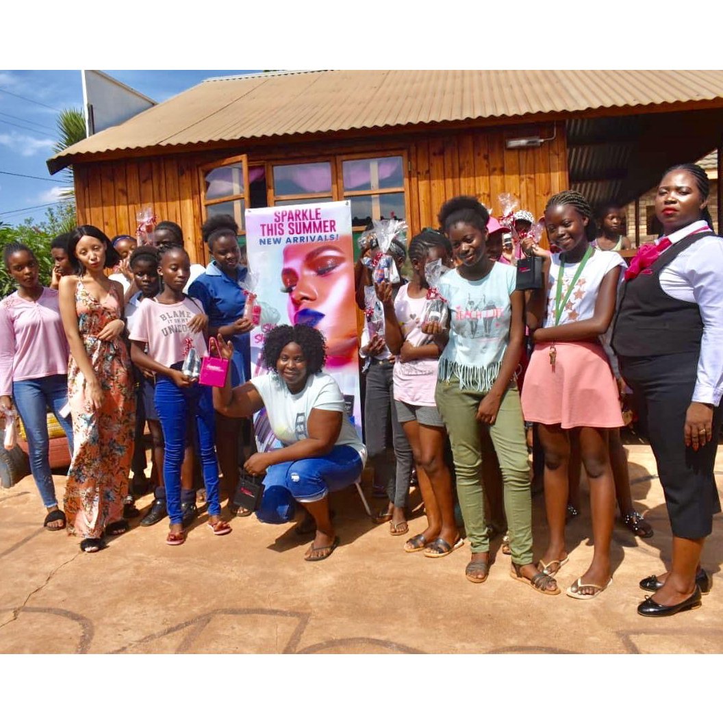 sigcosmetics's tweet image. 1 week until the TOP10 beauties unite for the Face of Miss Signature Finals! This is what they have been doing, giving back to their community. 💞 #foms1920 #csiprojects #community #top10 #faceofmisssignature #finals #signaturecosmetics #lovesignature