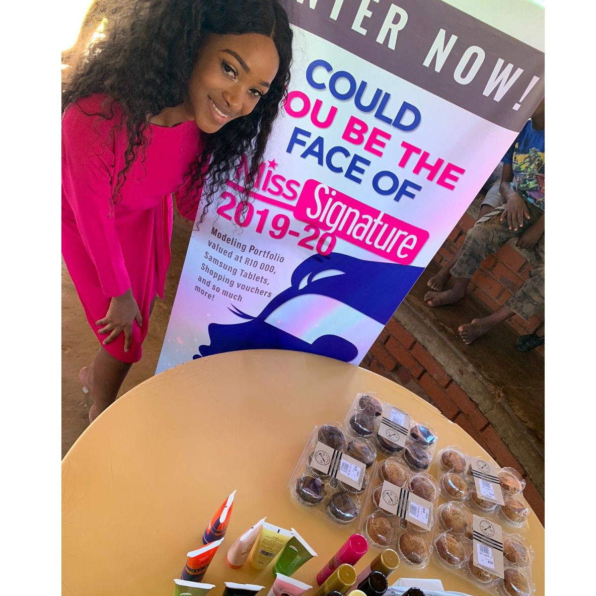 sigcosmetics's tweet image. 1 week until the TOP10 beauties unite for the Face of Miss Signature Finals! This is what they have been doing, giving back to their community. 💞 #foms1920 #csiprojects #community #top10 #faceofmisssignature #finals #signaturecosmetics #lovesignature