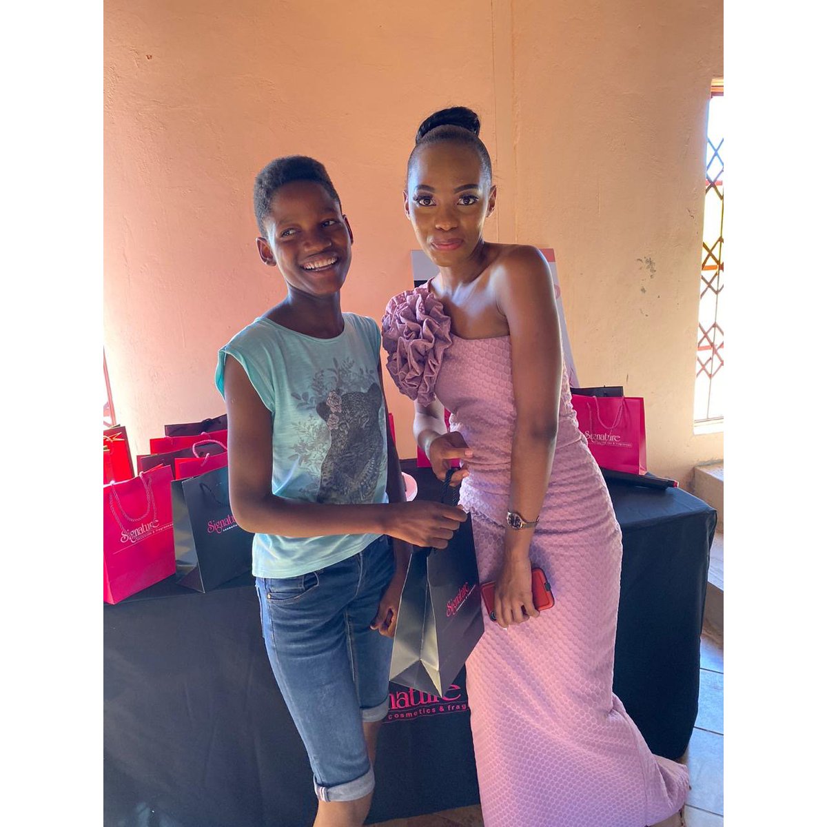 sigcosmetics's tweet image. 1 week until the TOP10 beauties unite for the Face of Miss Signature Finals! This is what they have been doing, giving back to their community. 💞 #foms1920 #csiprojects #community #top10 #faceofmisssignature #finals #signaturecosmetics #lovesignature