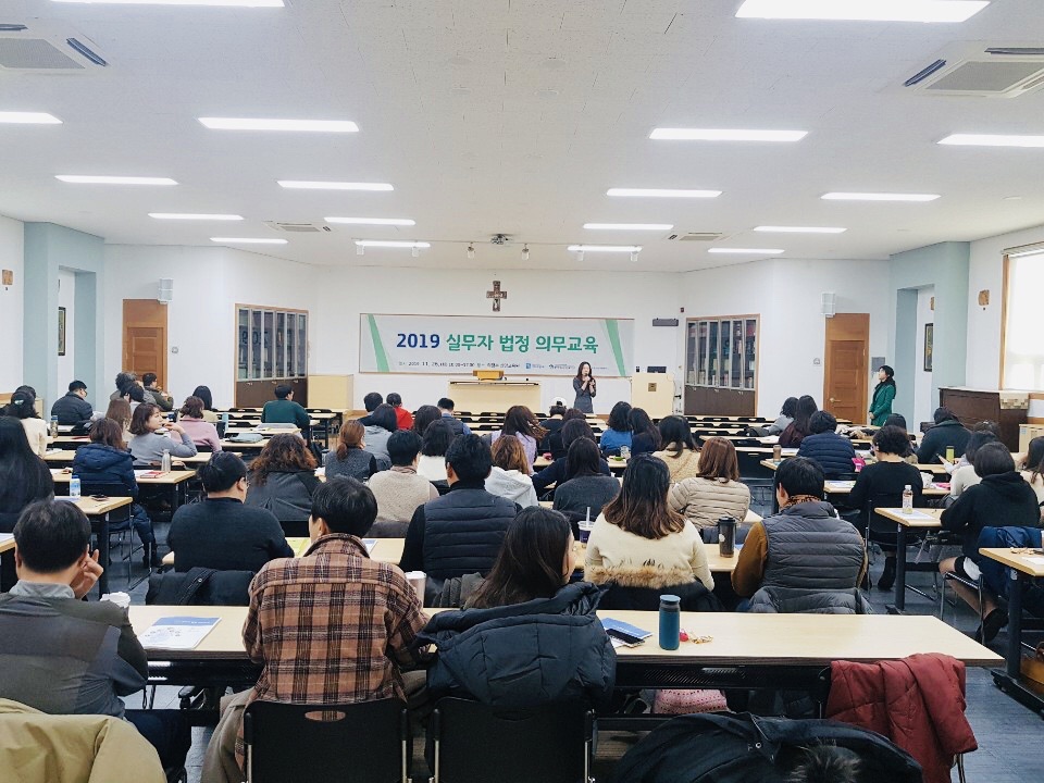 teenagerhappy's tweet image. 도내 #청소년상담복지센터 및 #학교밖청소년지원센터 실무자들이 의정부 신앙교육원에 모여 #법정의무교육 을 진행하고 있습니다. 개인정보보호에 대한 경각심을 일깨우고, 아동학대 및 성희롱, 성폭력, 성매매, 가정폭력을 예방하여 청소년에게 안전한 사회 문화 조성에 힘쓰겠습니다.