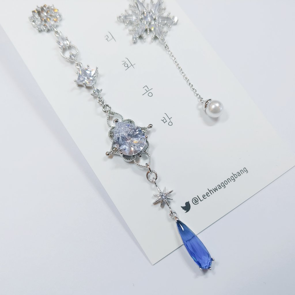 Leehwagongbang's tweet photo. [RT=💖] ❄ Frozen ❄

겨울왕국2 개봉 기념, 엘사를 모티브로 귀걸이를 제작했습니다. 이전에 올린 엘사 귀걸이가 부담스러우신 분들을 위한 심플 버전이에요. 구매 문의는 디엠 주세요! https://t.co/ATFky8SnRQ https://t.co/dMpi12Q0sm