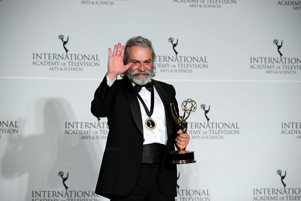 Haluk Bilginer, 21 ülkeden 44 adayın katıldığı 47. Uluslararası Emmy Ödülleri'nde puhutv’de yayınlanan ‘Şahsiyet' dizisindeki ‘Agah’ performansıyla En İyi Erkek Oyuncu seçildi. #iemmys <a href="/puhutv/">puhutv</a> #HalukBilginer