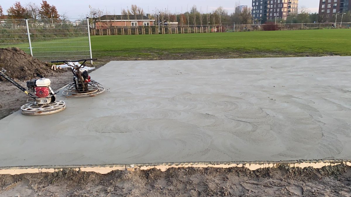 HoutbouwdeVries's tweet image. Gister en vanacht #beton #fundering en #betonvloer afgewerkt voor grote #garage #berging in #leeuwarden houtbouwdevries.nl #Twijzel @schuurtjebouwer