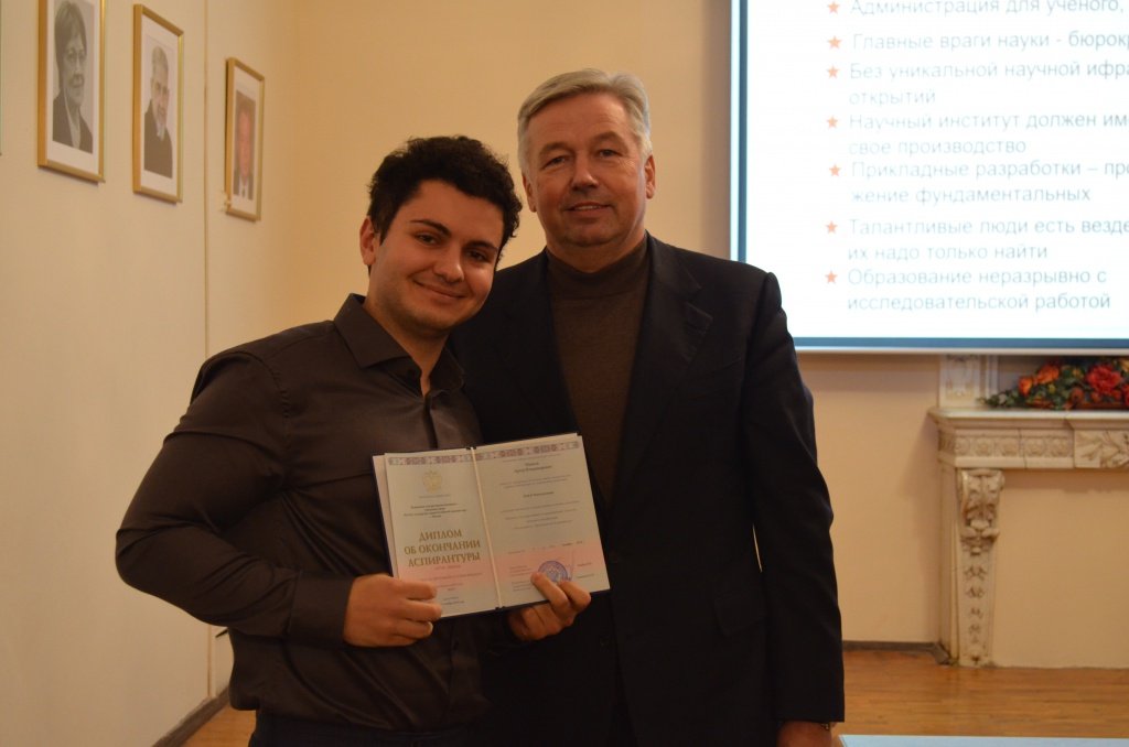 igpran's tweet image. Директор Института государства и права РАН, член-корреспондент РАН Савенков А.Н. в торжественной обстановке вручил выпускникам дипломы об окончании аспирантуры