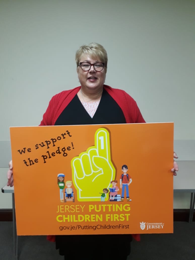 Michelle Cummings from @FNHC9 supports the #PuttingChildrenFirst Pledge. Show your support: gov.je/puttingchildre… 👆
Help to build a child-friendly #JerseyCI that has children, young people and families at its heart.