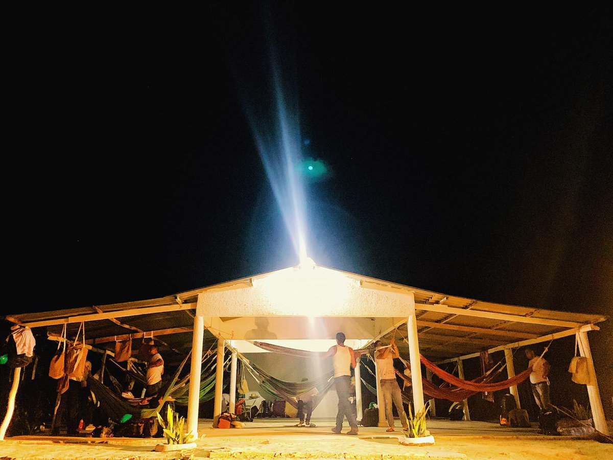 SENAComunica's tweet photo. #AntesDeDormir🌚 así luce el ambiente de descanso que comparten aprendices e instructores del #BootCampSENA en @SenaGuajira💪🏽 Convivir con la comunidad Wayuu y respetar sus usos y costumbres, hace parte de la experiencia de inmersión para dar solución al reto. https://t.co/YEmK0Hm0By