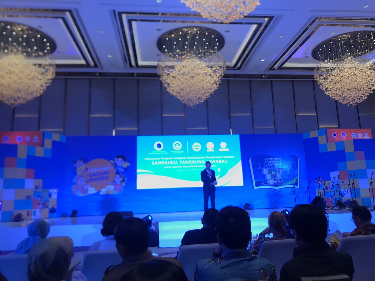 Selamat pagi Sahabat! Pada hari ini, 26 November 2019 diadakan acara peluncuran buku "Sampahku Tanggung Jawabku" yang berlangsung di The Westin Jakarta. Peluncuran buku panduan ini merupakan hasil kerja sama antara beberapa pihak. #BijakBerplastik #SampahkuTanggungJawabku