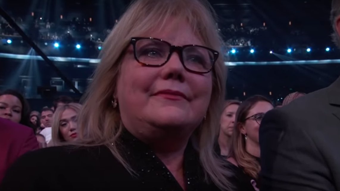 loverhaunted's tweet photo. the look in andrea's eyes. she's SO proud of her little girl and it shows. #ARIAsTaylorSwift https://t.co/aphVBeg8SE
