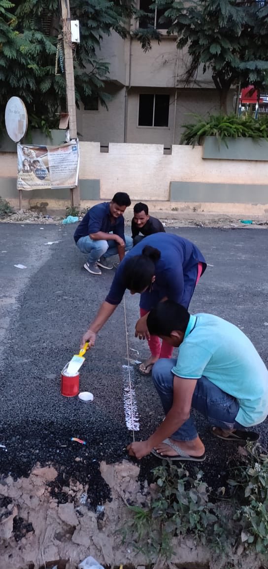 TheLakeRoadGuys's tweet photo. When residents execute what #BBMP should do to safeguard citizens. 

#HNhalliLakeRoad 

@kdevforum @Dkhallirising @WFRising @TOIBengaluru @THBengaluru https://t.co/XQ9TNdwfQ2