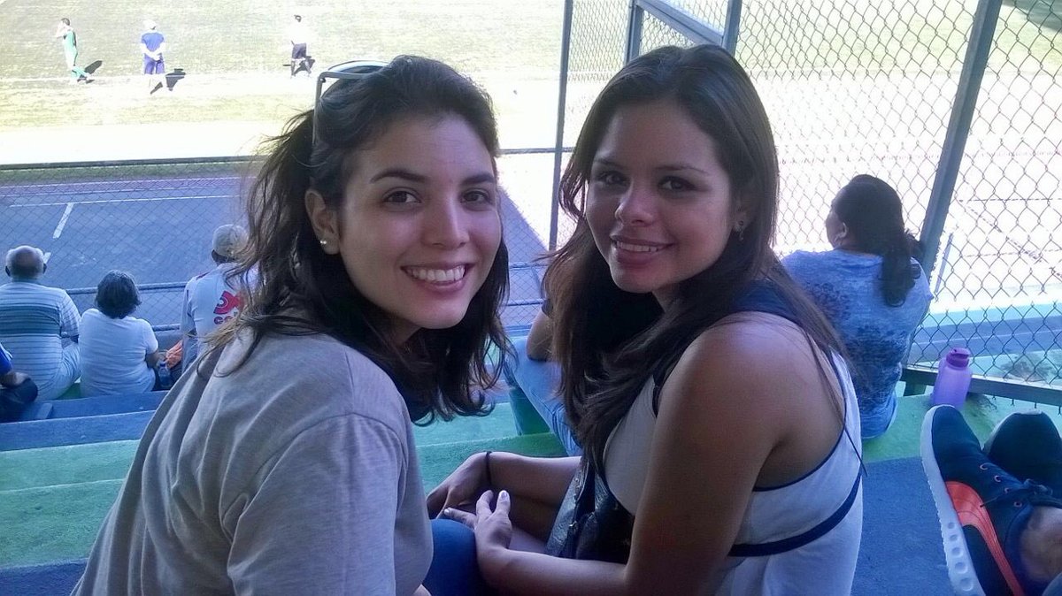 CandeLr15's tweet photo. Yo solo me cambié de cole y hasta aquí hemos llegado #bffff @lhelen19 https://t.co/iSGjDLJjn4
